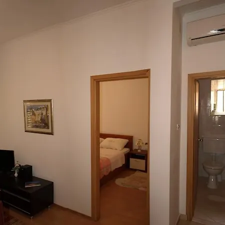 Poppy Apartment *